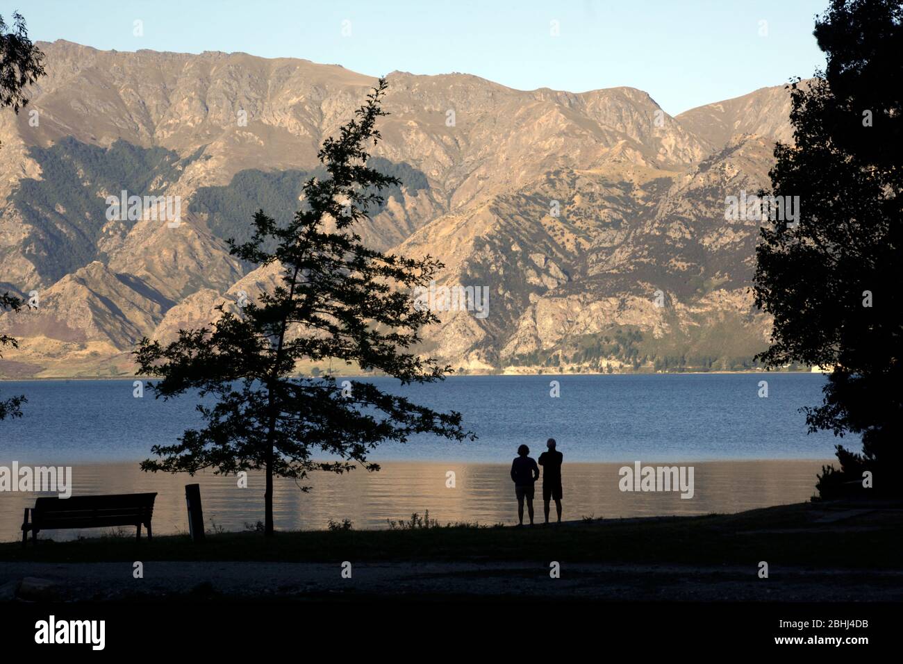 La luce della sera cade sulle montagne sulla riva del lago Wanaka, a Wanaka, Nuova Zelanda 5 marzo 2020. Foto John Voos Foto Stock