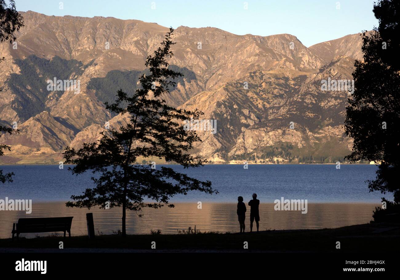 La luce della sera cade sulle montagne sulla riva del lago Wanaka, a Wanaka, Nuova Zelanda 5 marzo 2020. Foto John Voos Foto Stock