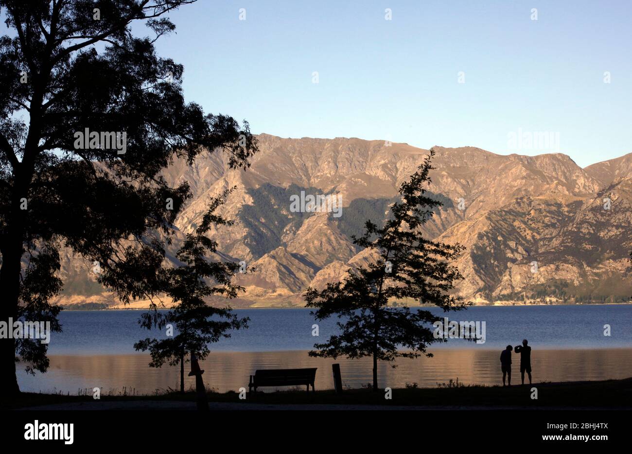 La luce della sera cade sulle montagne sulla riva del lago Wanaka, a Wanaka, Nuova Zelanda 5 marzo 2020. Foto John Voos Foto Stock