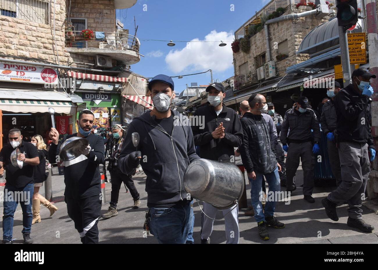 Gerusalemme, Israele. 26 aprile 2020. I venditori del famoso mercato all'aperto Mahane Yehuda, protestano contro la chiusura estesa del mercato, mentre il governo israeliano ha allentato le restrizioni di coronavirus per altre imprese, il Lunedi, 26 aprile, a Gerusalemme. I manifestanti hanno bandito i pans e gridato contro l'apertura di IKEA, mentre sono costretti a rimanere chiusi. Foto di Debbie Hill/UPI Credit: UPI/Alamy Live News Foto Stock
