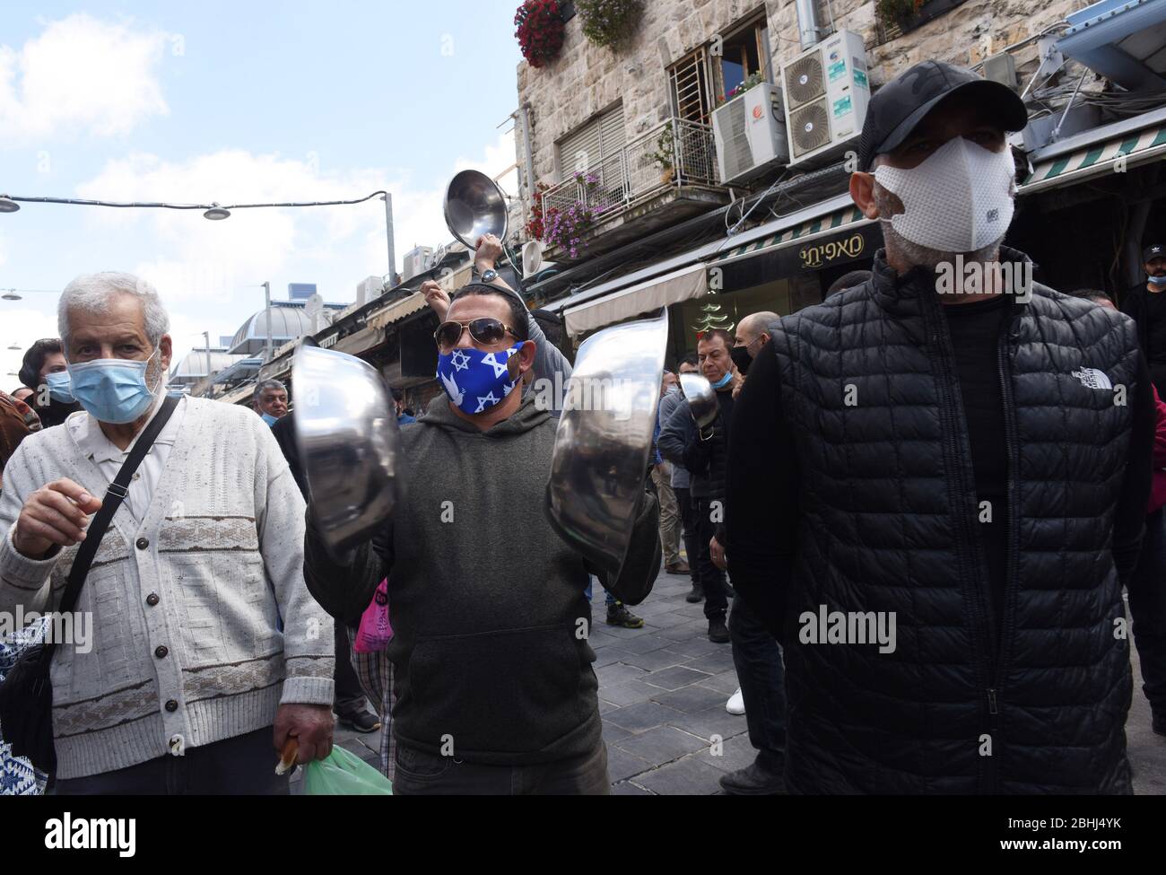 Gerusalemme, Israele. 26 aprile 2020. I venditori del famoso mercato all'aperto Mahane Yehuda, protestano contro la chiusura estesa del mercato, mentre il governo israeliano ha allentato le restrizioni di coronavirus per altre imprese, il Lunedi, 26 aprile, a Gerusalemme. I manifestanti hanno bandito i pans e gridato contro l'apertura di IKEA, mentre sono costretti a rimanere chiusi. Foto di Debbie Hill/UPI Credit: UPI/Alamy Live News Foto Stock