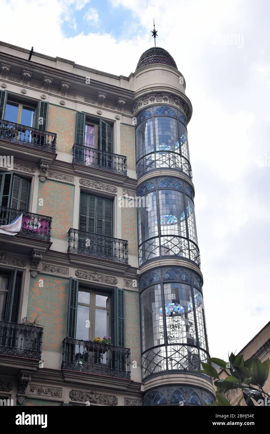 Edificio modernista con balconi circolari in vetro Foto Stock