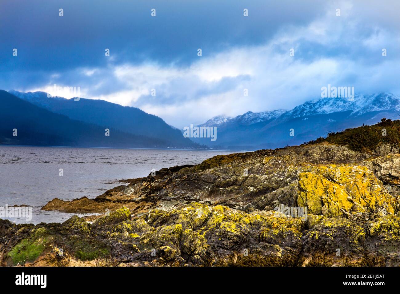 Vista del lago lungo e delle montagne avvolte nelle nuvole, Scozia, Regno Unito Foto Stock