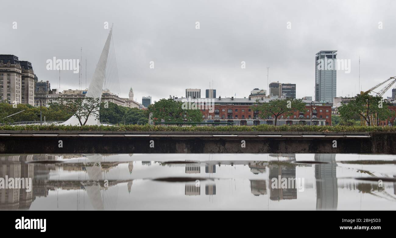 Vista del centro di Buenos Aires e ponte femminile Foto Stock