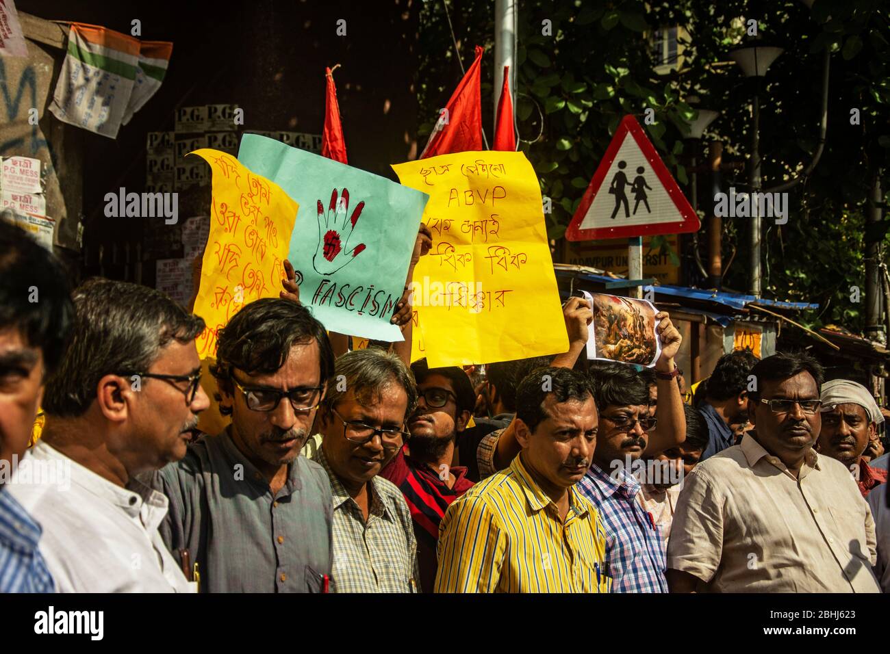 ABVP che è una unità di studente di RSS ha cercato di vandalizzare l'Università di Jadavpur oggi. Foto Stock