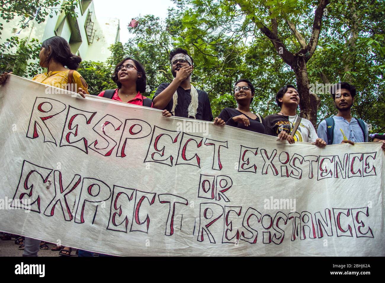 ABVP che è una unità di studente di RSS ha cercato di vandalizzare l'Università di Jadavpur oggi. Foto Stock