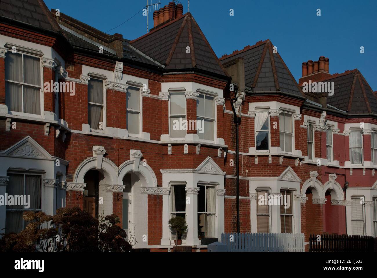 Row Houses Victorian Terraced Houses Stock Brick Bay Windows Streetscape Lakeside Road, London, W12 Foto Stock