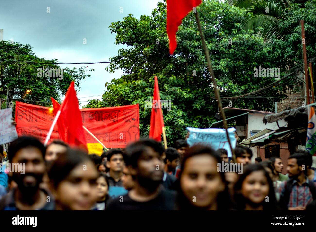 ABVP che è una unità di studente di RSS ha cercato di vandalizzare l'Università di Jadavpur oggi. Foto Stock