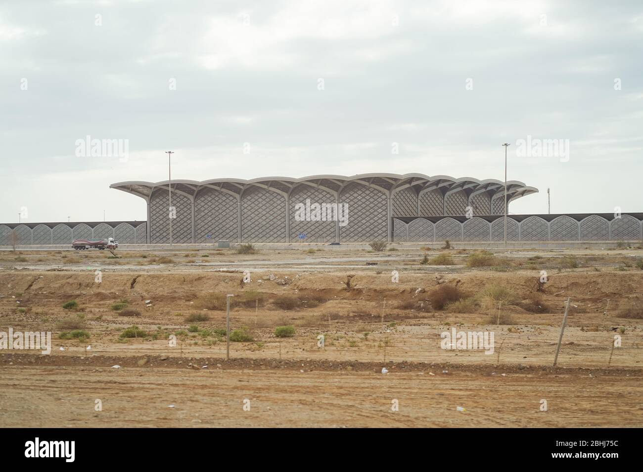 Grande stazione ferroviaria nel mezzo del dessert in Arabia Saudita Foto Stock