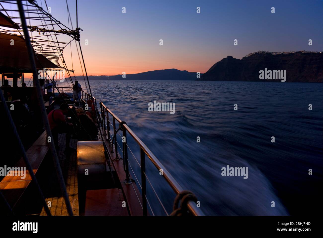 Una gita in barca di fronte a Santorini, isole Cicladi, Grecia, Europa meridionale Foto Stock