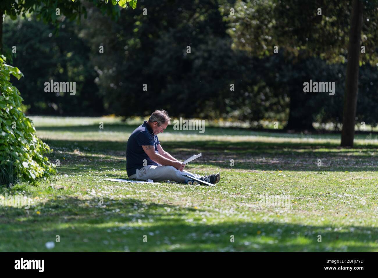 Cheltenham, Regno Unito. 26 aprile 2020. . Membro del pubblico gode di una lettura tranquilla a Pittville Park durante il coronavirus a livello nazionale. Credit: Adriano Ribeiro/Alamy Live News. Foto Stock