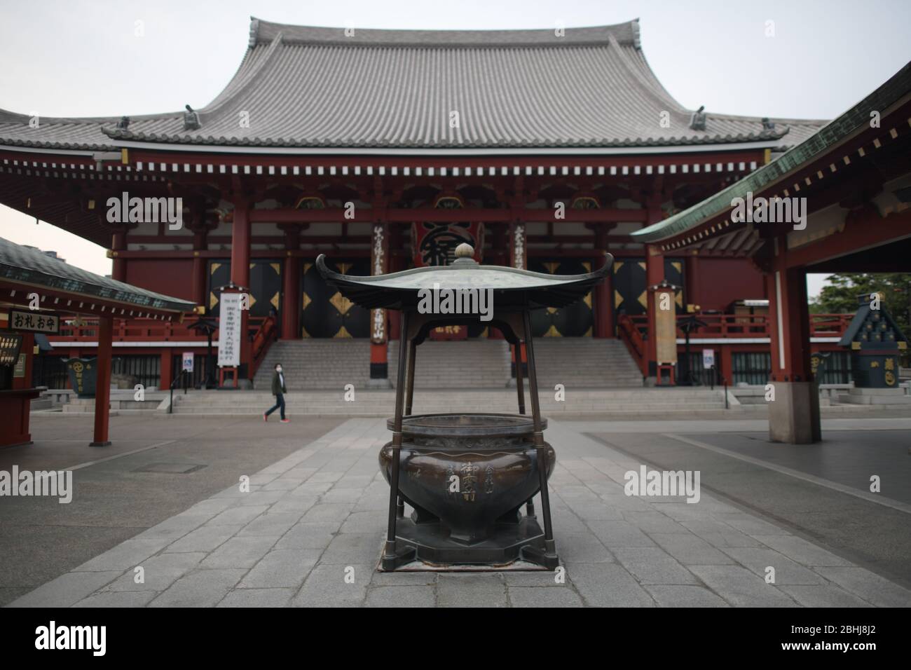 Domenica. 26 aprile 2020. TOKYO, GIAPPONE - 26 APRILE: Poche persone sono viste al tempio Sensoji di Asakusa, tra le preoccupazioni del coronavirus COVID-19, domenica 26 aprile 2020 a Tokyo, Giappone. La scorsa settimana il primo ministro giapponese Shinzo Abe ha dichiarato uno Stato di emergenza a livello nazionale, esortando le persone a rimanere a casa per impedire la diffusione del coronavirus in tutto il paese. (Foto: Richard Atrero de Guzman/AFLO) Foto Stock