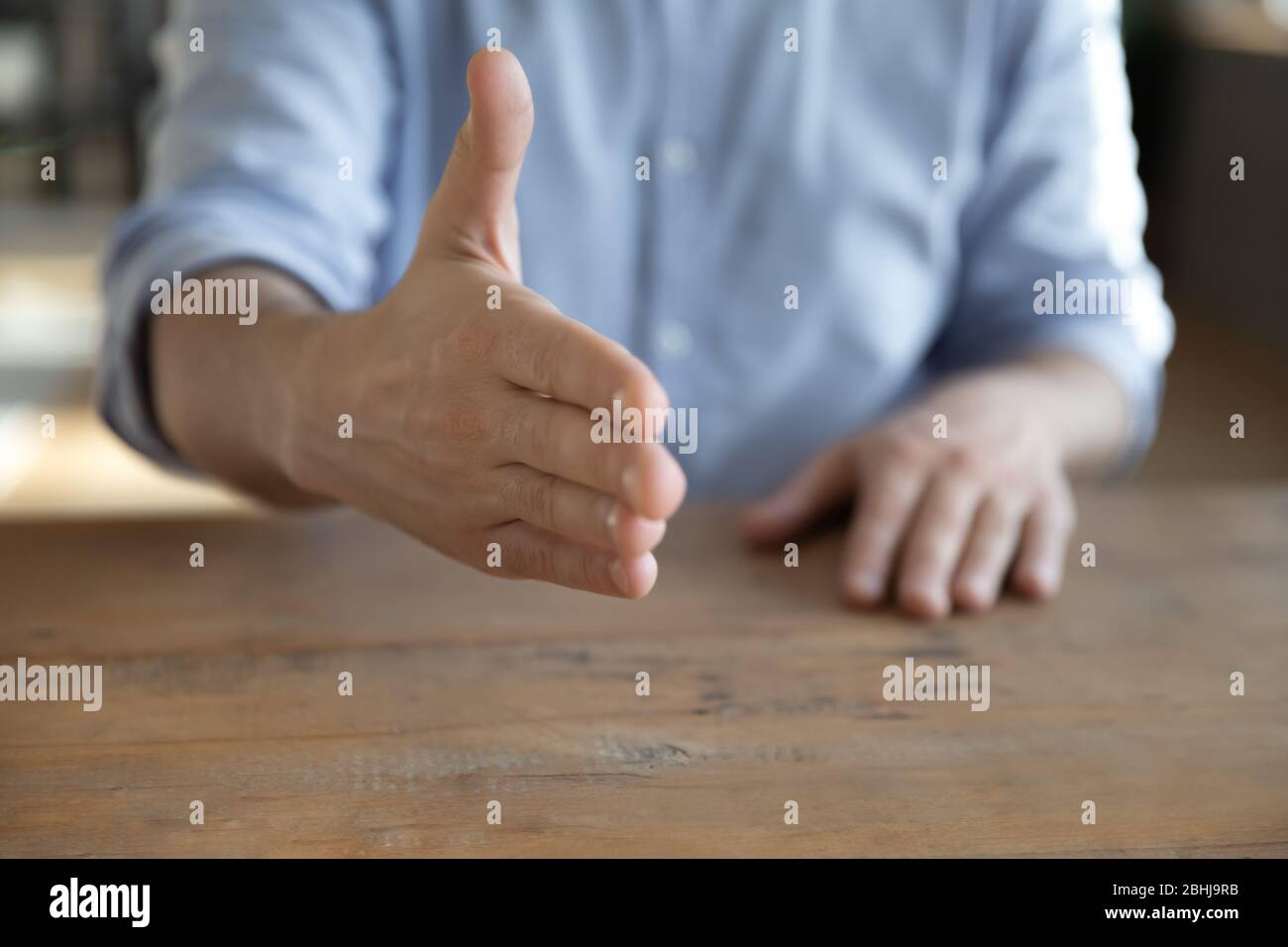 Chiudi uomo d'affari sicuro che allunga la mano per la stretta di mano Foto Stock