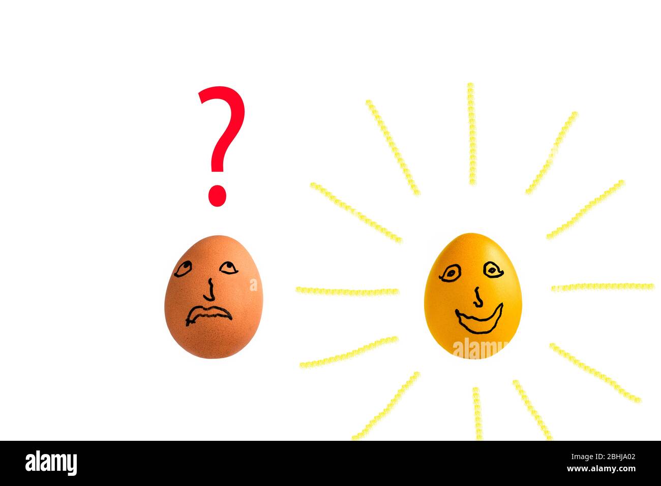 Due uova di pollo, una dorata su sfondo bianco con punto interrogativo e raggi solari. Concetto: Rivelazione, ispirazione, epifania, genio, mentalità Foto Stock