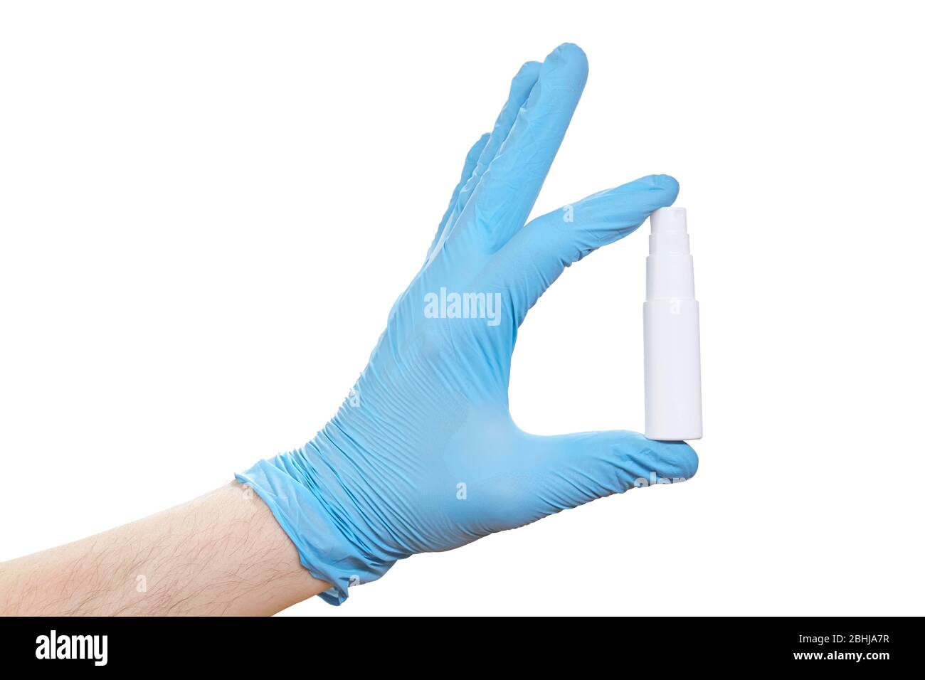 Maschere mediche e mano con guanti blu isolati su sfondo bianco. Foto Stock