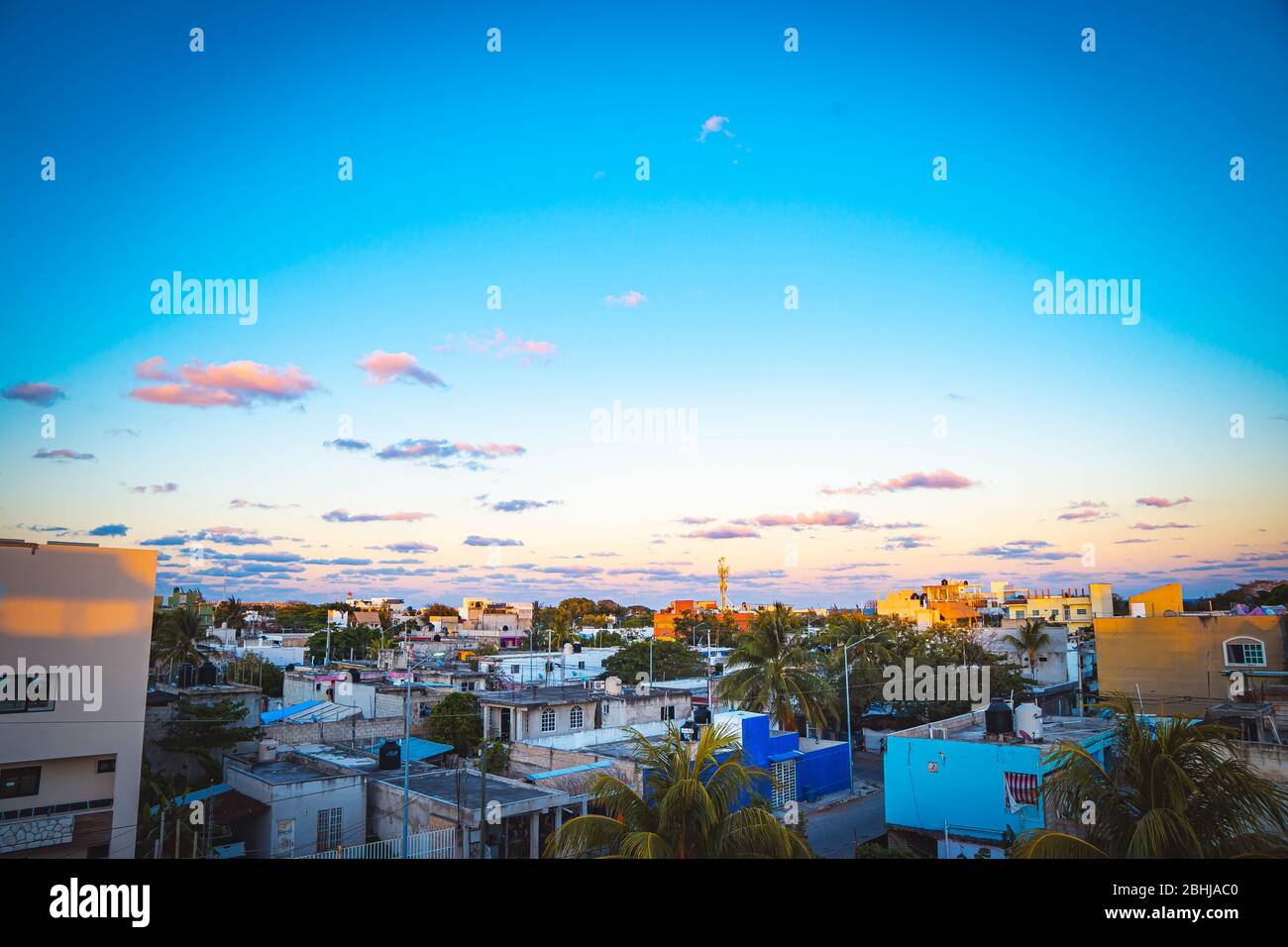 Tramonto sul tetto in un ostello a Playa del Caemen, Messico Foto Stock