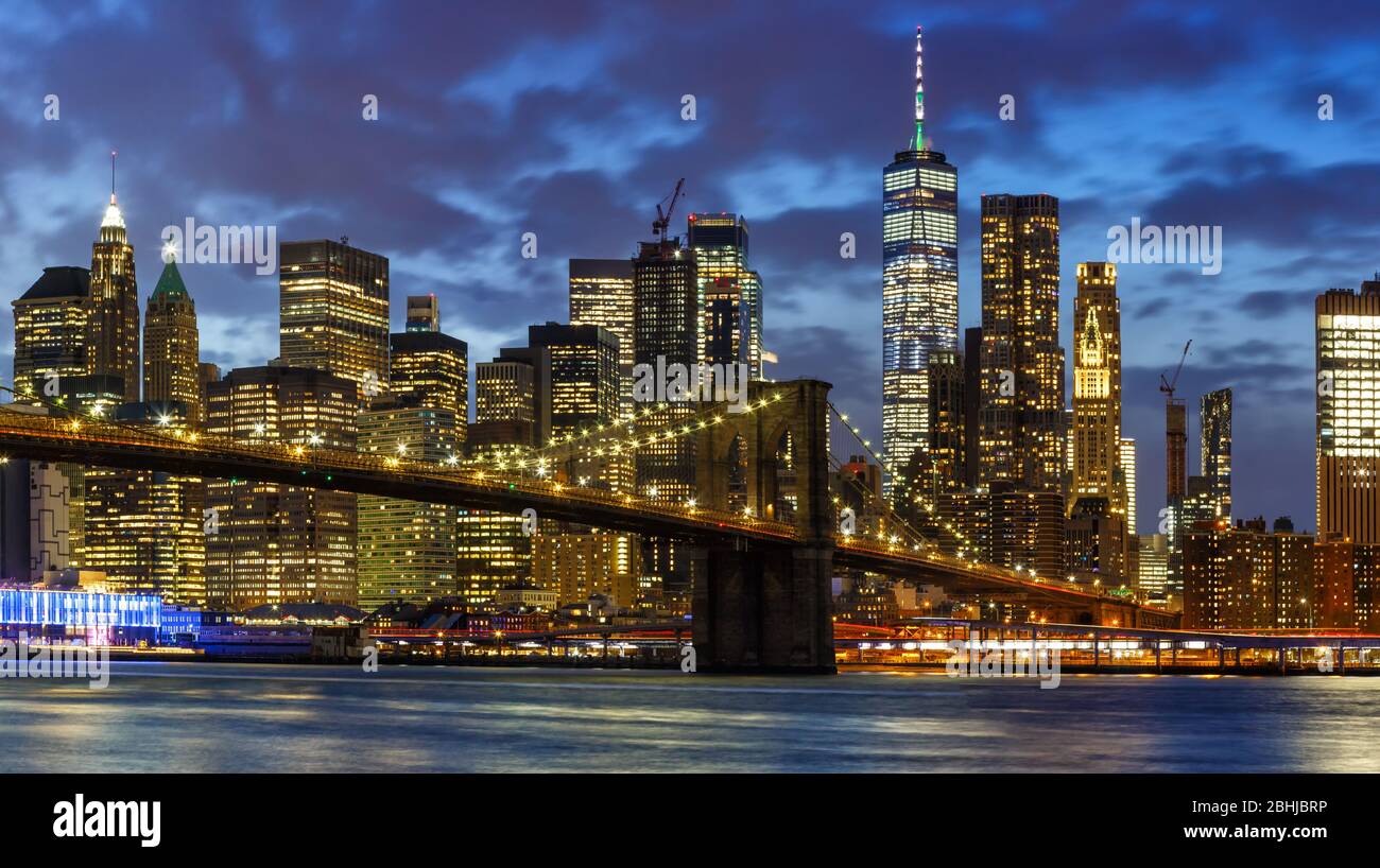 New York City skyline notte Manhattan città panoramica Brooklyn Bridge World Trade Center WTC Foto Stock