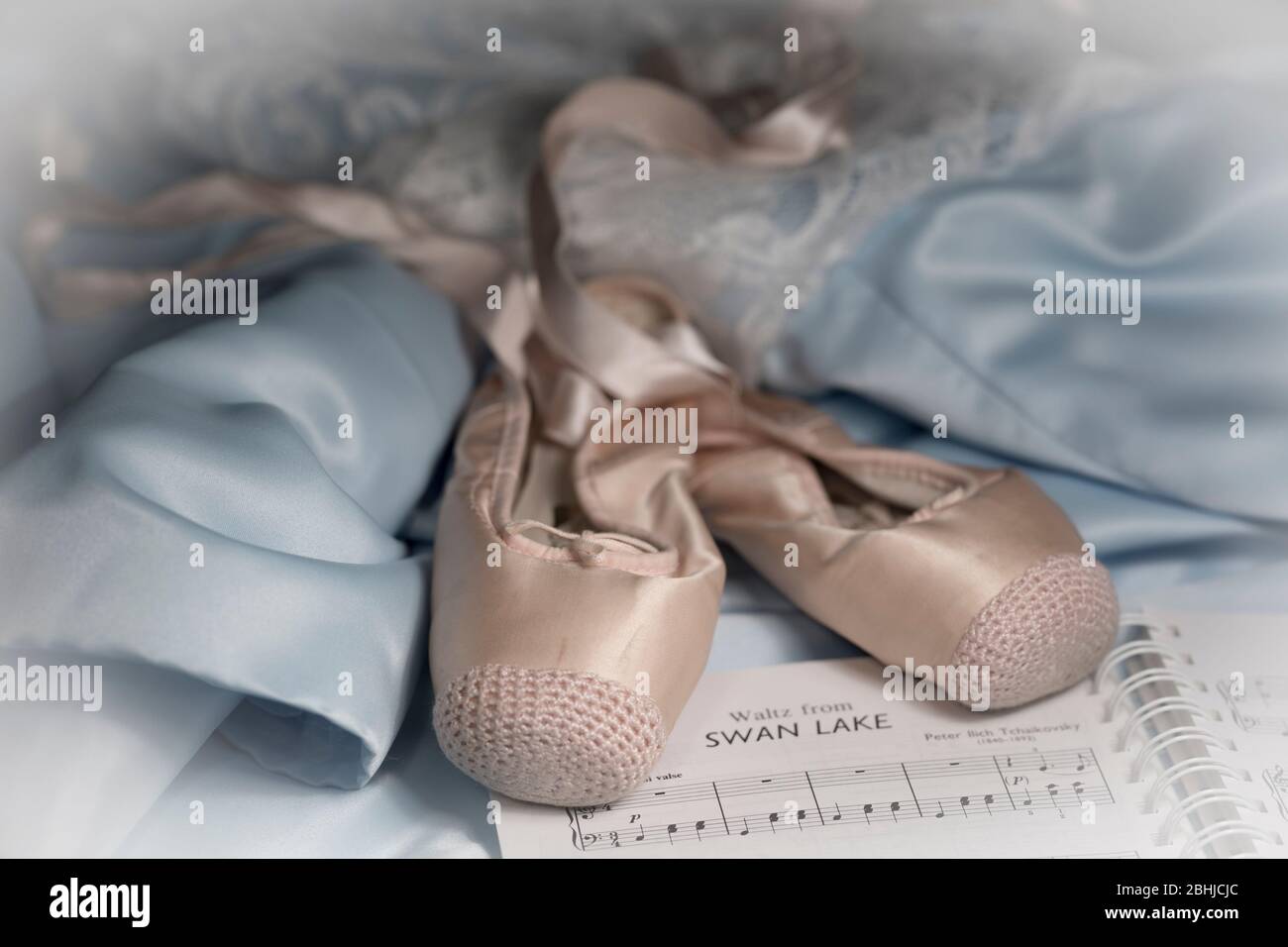 Nostalgica, sognante primo piano di scarpe da balletto da prove, costume da pizzo e musica da spartiti di Tchaikovsky Swan Lake. Balletto danzare ricordi d'infanzia. Foto Stock