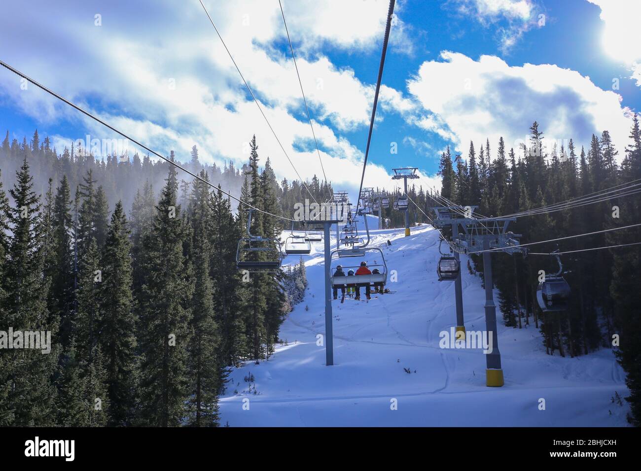 Famiglia di sciatori in seggiovia a Keystone Resort, Colorado, il 26 dicembre 2019 Foto Stock