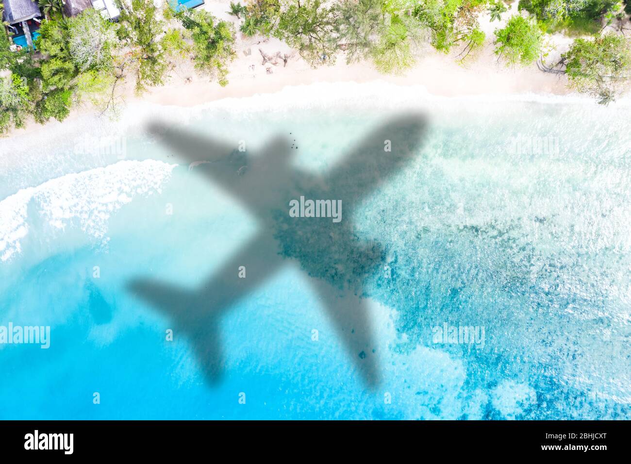 Viaggio viaggio simbolico foto vacanza aereo mare volare Seychelles spiaggia onde Foto Stock
