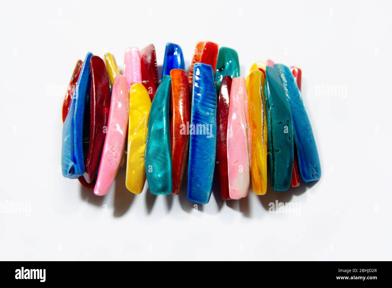 Bracciale in pietra colorato isolato su bianco Foto Stock