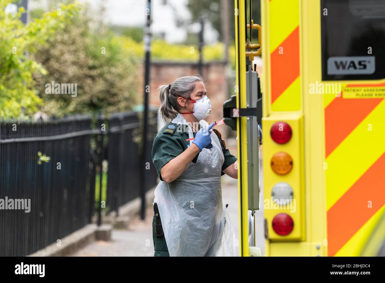 Cheltenham, Regno Unito. 26 aprile 2020. Servizio di ambulanza sudoccidentale sulla scena al YMCA in PPE pieno durante la pandemia nazionale del coronavirus. Credit: Adriano Ribeiro/Alamy Live News. Foto Stock
