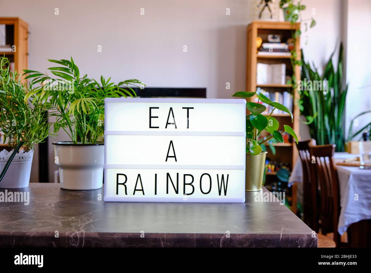 Lightbox scritto 'Eat a Rainbow' con lettere cinematografiche. Concetto per mangiare sano. Foto Stock