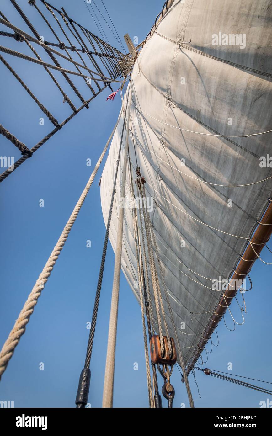 Vista che guarda attraverso il rging fino alla cima dell'albero su una nave tradizionale di legno con vele bianche Foto Stock