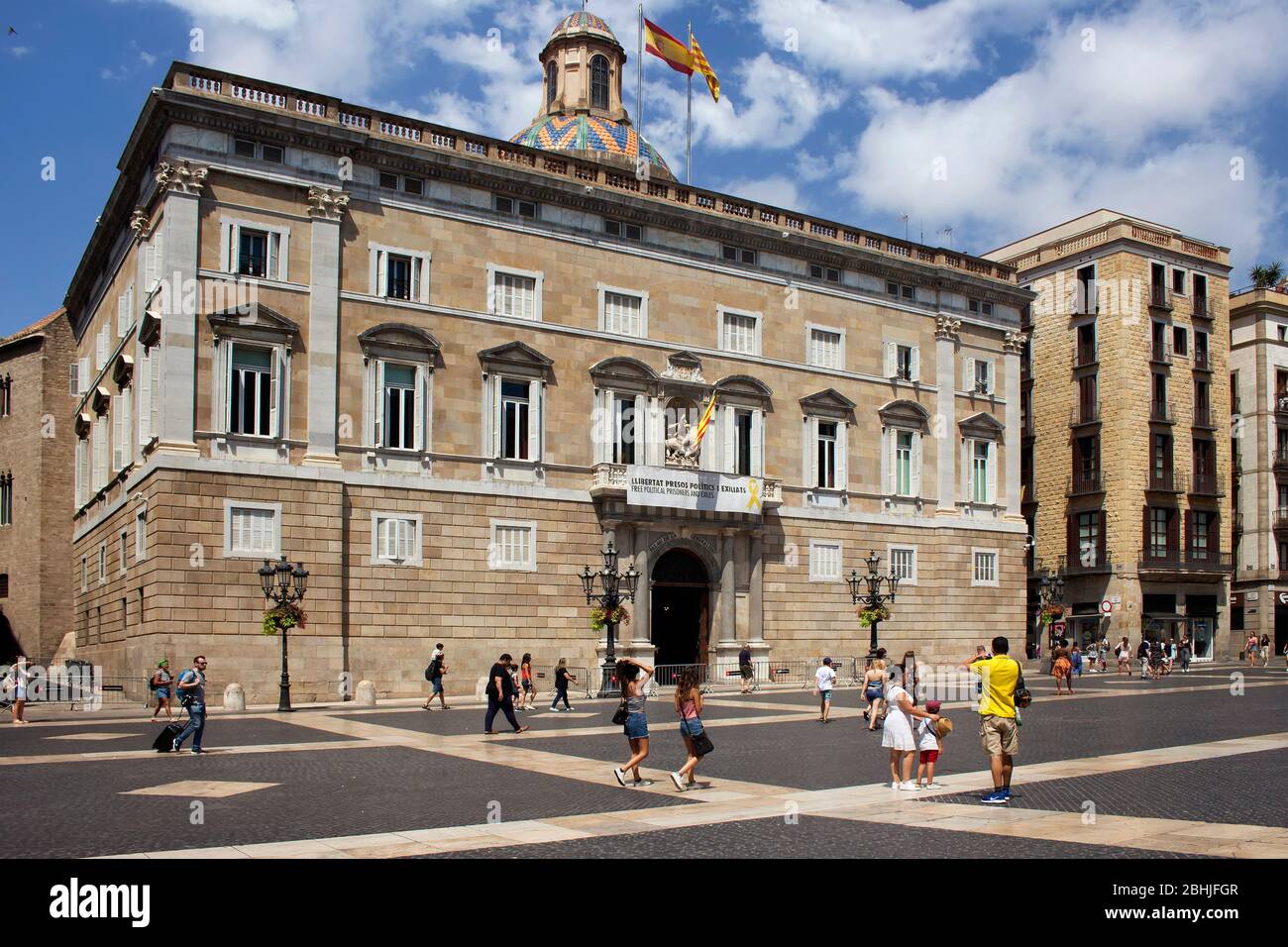 Vista della gente che cammina sulla piazza della città chiamata 'Placa de Sant Jaume' nel quartiere 'Ciutat Vella' (quartiere Gotico) a Barcellona. È una giornata estiva soleggiata. Foto Stock