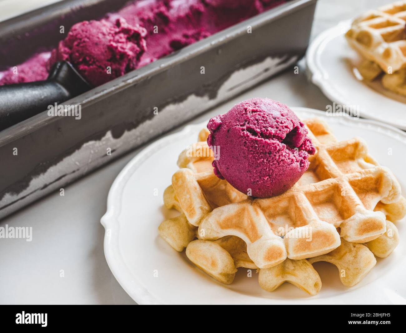 Gelato e waffle profumati. Primo piano Foto Stock
