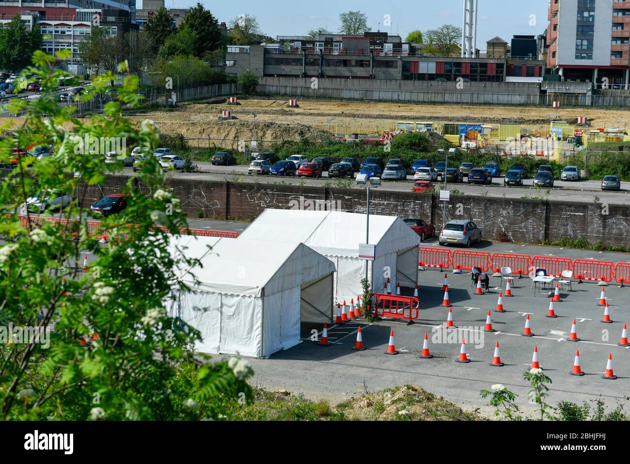 Watford, Regno Unito. 26 aprile 2020. Un centro di test che ha aperto il 23 aprile nel parcheggio del Watford General Hospital (indicato come due tende bianche). I soggetti idonei a utilizzare il centro di test sono i membri del personale ospedaliero o la loro famiglia che sono sintomatici del Covid 19. Per accelerare il programma di test verso un obiettivo di 100,000 test al giorno entro il 30 aprile stabilito da Matt Hancock, Segretario della Sanità, negli ultimi giorni sono stati allestiti molti altri centri di test, compresi i centri di test mobili a comparsa. Credit: Stephen Chung / Alamy Live News Foto Stock