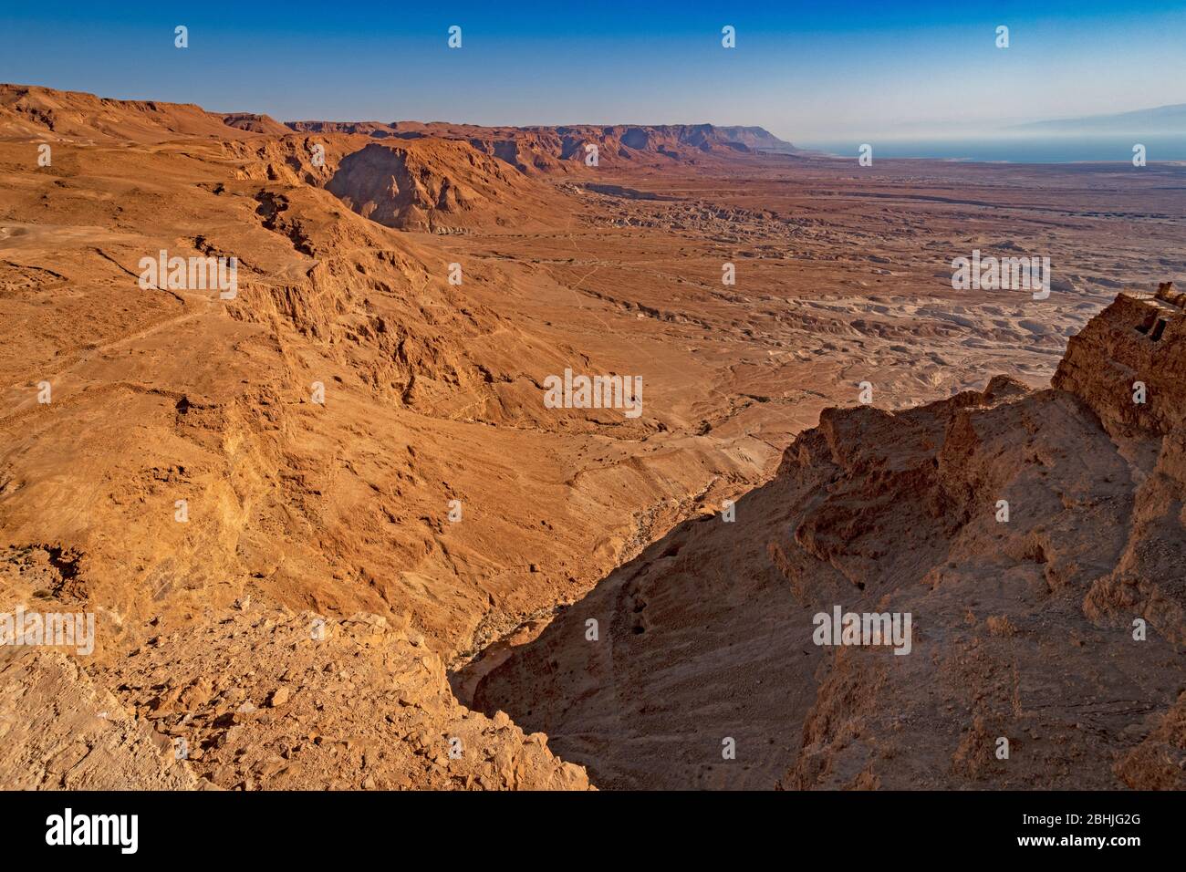 Vista del deserto da una High Cliff al Parco Nazionale Masda in Israele Foto Stock