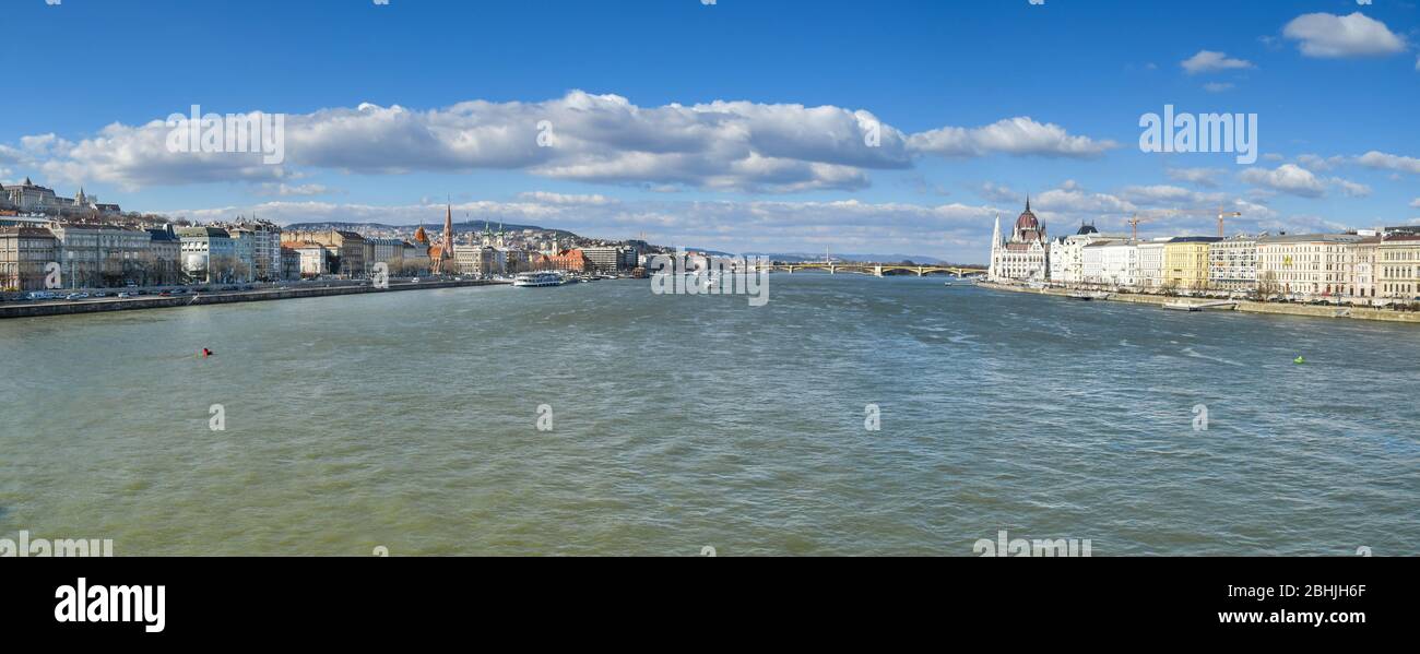 BUDAPEST, UNGHERIA - MARZO 2018: Vista panoramica del Danubio che scorre attraverso il centro di Budapest. Separa le parti della città. Foto Stock