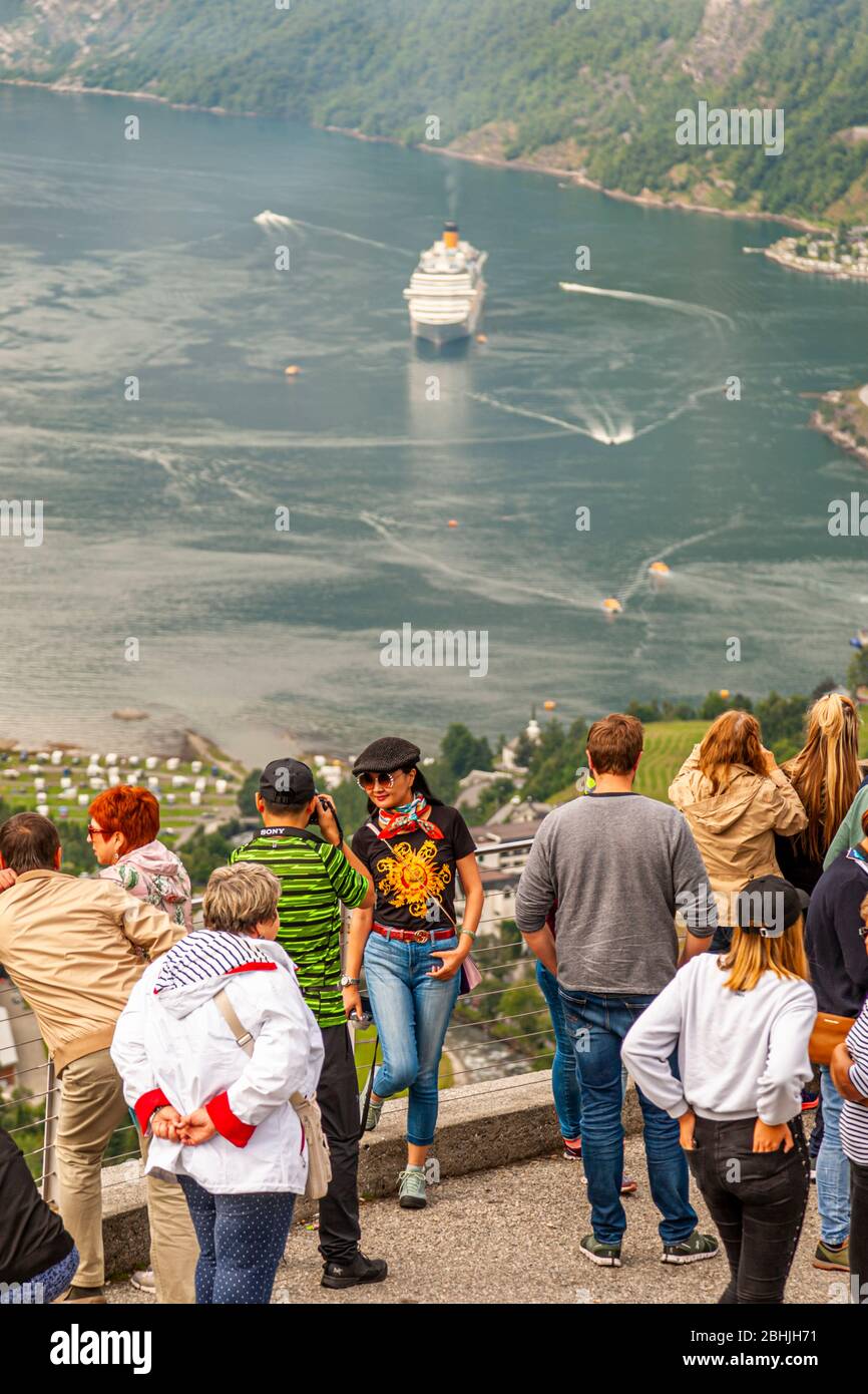 Passeggeri della crociera durante l'escursione a terra nel fiordo di Geiranger, Norvegia Foto Stock