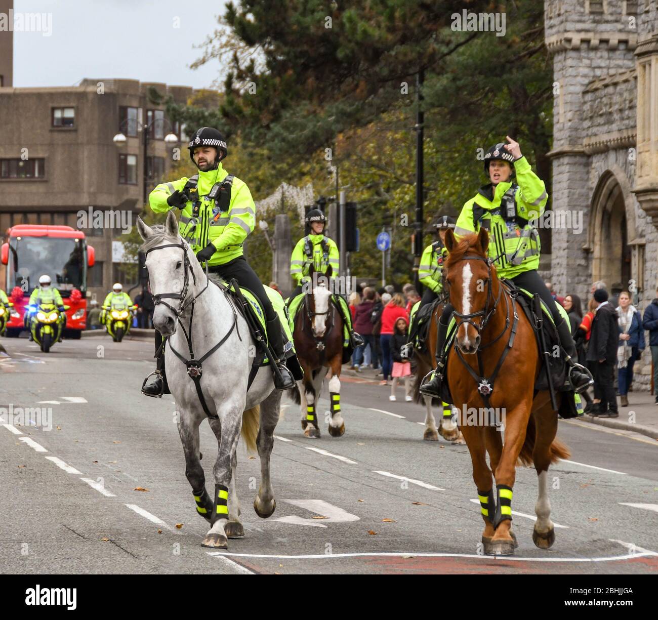 CARDIFF, GALLES - NOVEMBRE 2018: Polizia montata in servizio di guida nel centro di Cardiff il giorno di una partita di rugby internazionale. Foto Stock