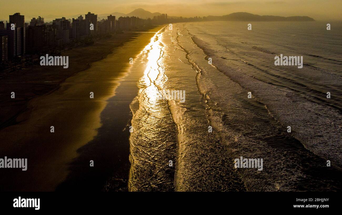 San Paolo, San Paolo, Brasile. 26 aprile 2020. Vista aerea delle spiagge della città di Praia Grande, sulla costa meridionale dello stato di San Paolo. A causa della pandemia di Coronavirus, il Municipio ha temporaneamente vietato alle persone di accedere alle spiagge. (Credit Image: © Paulo LopesZUMA Wire) Foto Stock