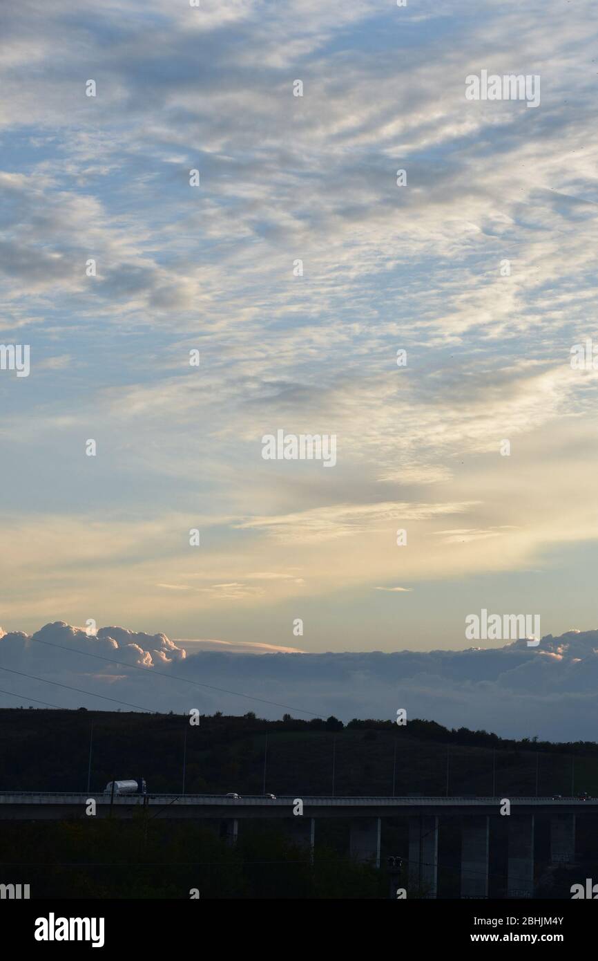 Cielo colorato bianco nuvola sopra l'area viadotto Foto Stock
