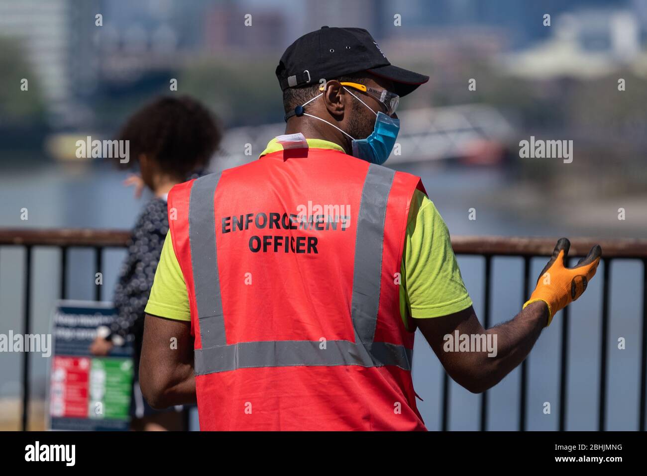 Londra, Regno Unito. 26 aprile 2020. Coronavirus: I funzionari incaricati dell'applicazione del Consiglio mascherati pattugliano il molo di Greenwich, disperdendo qualsiasi riunione più grande di due e coloro che non si esercitano visibilmente negli sforzi in corso per applicare le attuali restrizioni alla raccolta del coronavirus. Alla polizia sono stati concessi anche poteri supplementari per far rispettare il blocco, compresa l'emissione di multe sul posto. Credit: Guy Corbishley/Alamy Live News Foto Stock