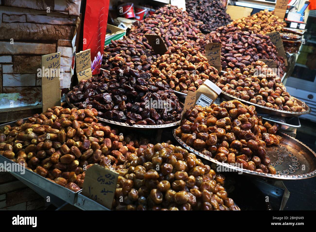 Date in esposizione nel mercato all'aperto Foto Stock