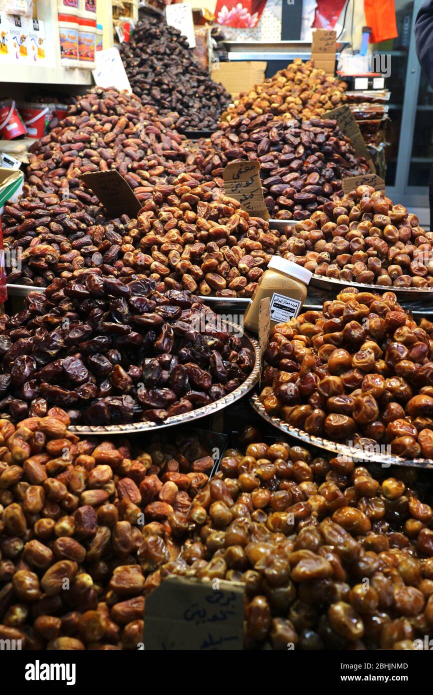 Date in esposizione nel mercato all'aperto Foto Stock