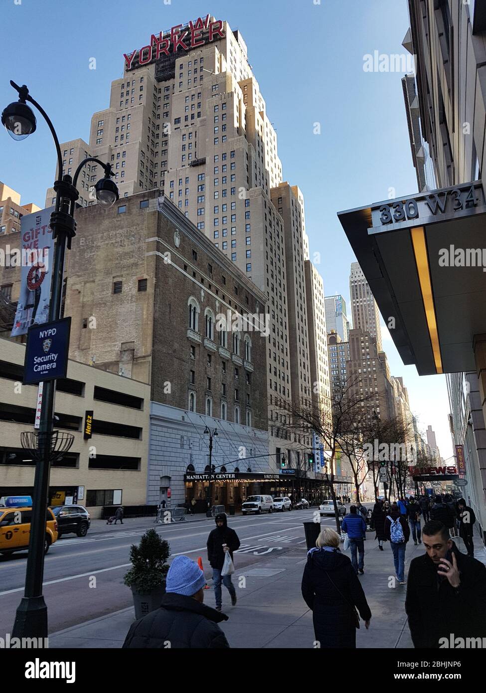 New York, NY/USA - Dicembre 2017: Il Wyndham New Yorker Hotel sulla 34th Street West. Questo hotel in stile Art Déco si trova nel quartiere Hell's Kitchen Foto Stock