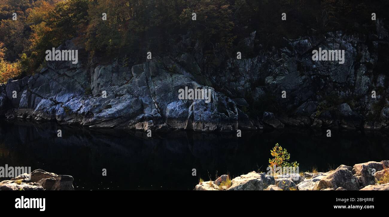 Scogliera sull'acqua nel Great Falls National Park Foto Stock