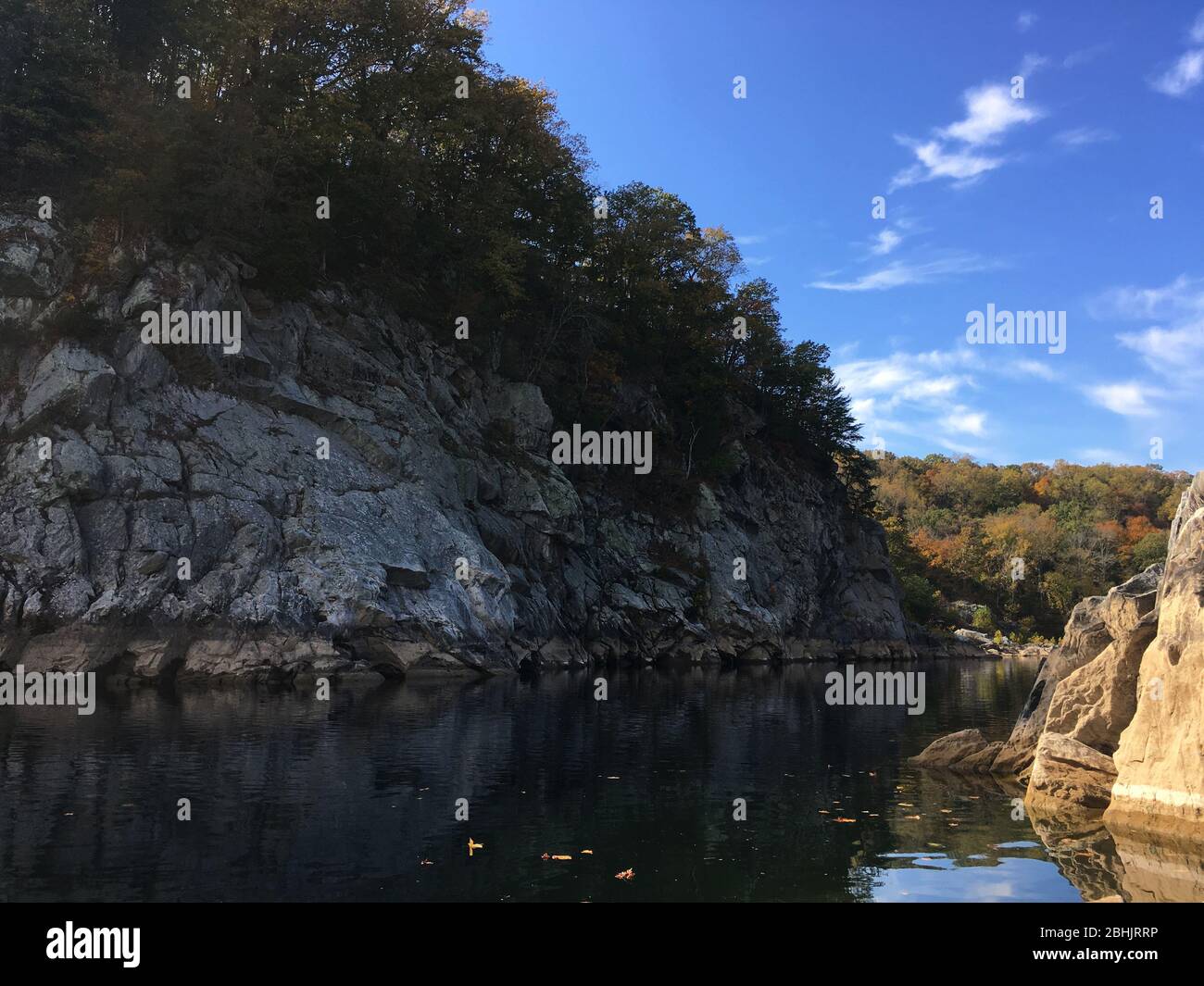 Vista dal livello del fiume, dalle scogliere e dalle Rocky Shore al Great Falls National Park Foto Stock