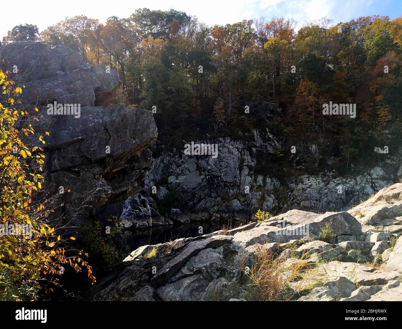 Foto a colori di rocce e fiume Potomac nel Parco Nazionale delle Great Falls Foto Stock