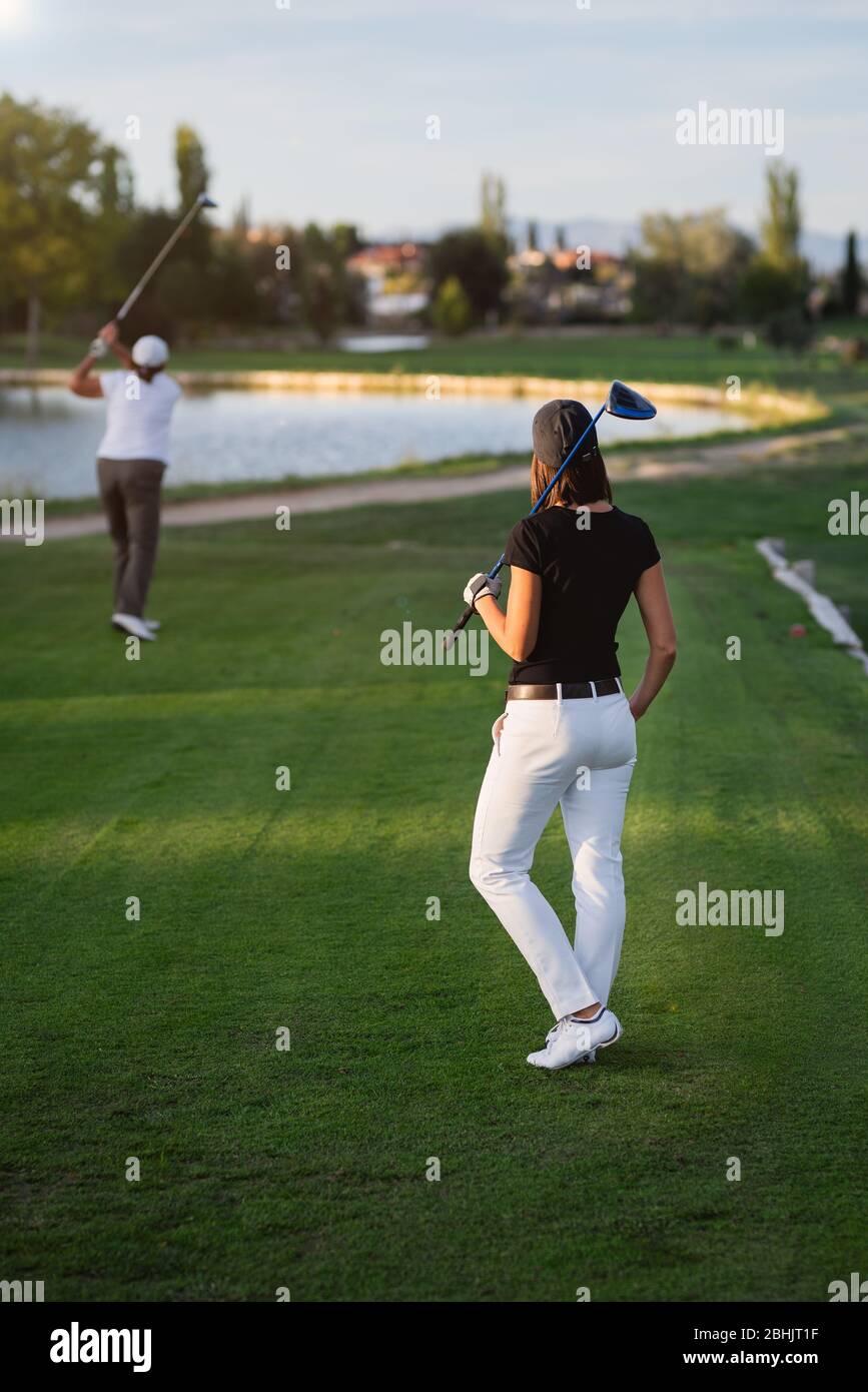 Donna golfer che aspetta il suo turno a tee di Foto Stock