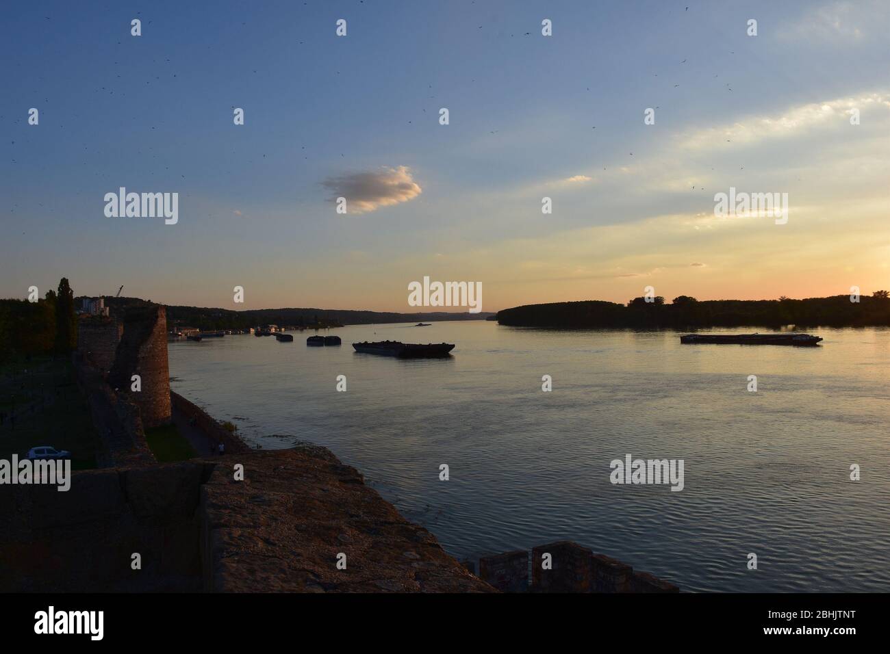 Riflesso del cielo viola-blu nell'acqua. L'ampio paesaggio del Danubio. Foto Stock
