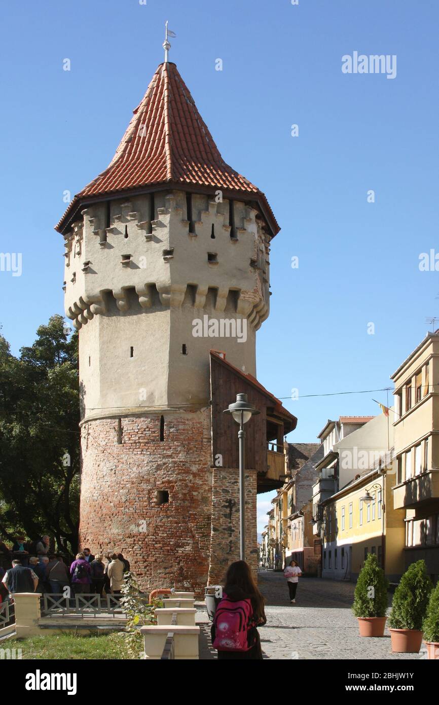 La Torre dei Carpentieri del XIII secolo, parte del sistema di fortificazione intorno alla Città Vecchia di Sibiu, Romania Foto Stock