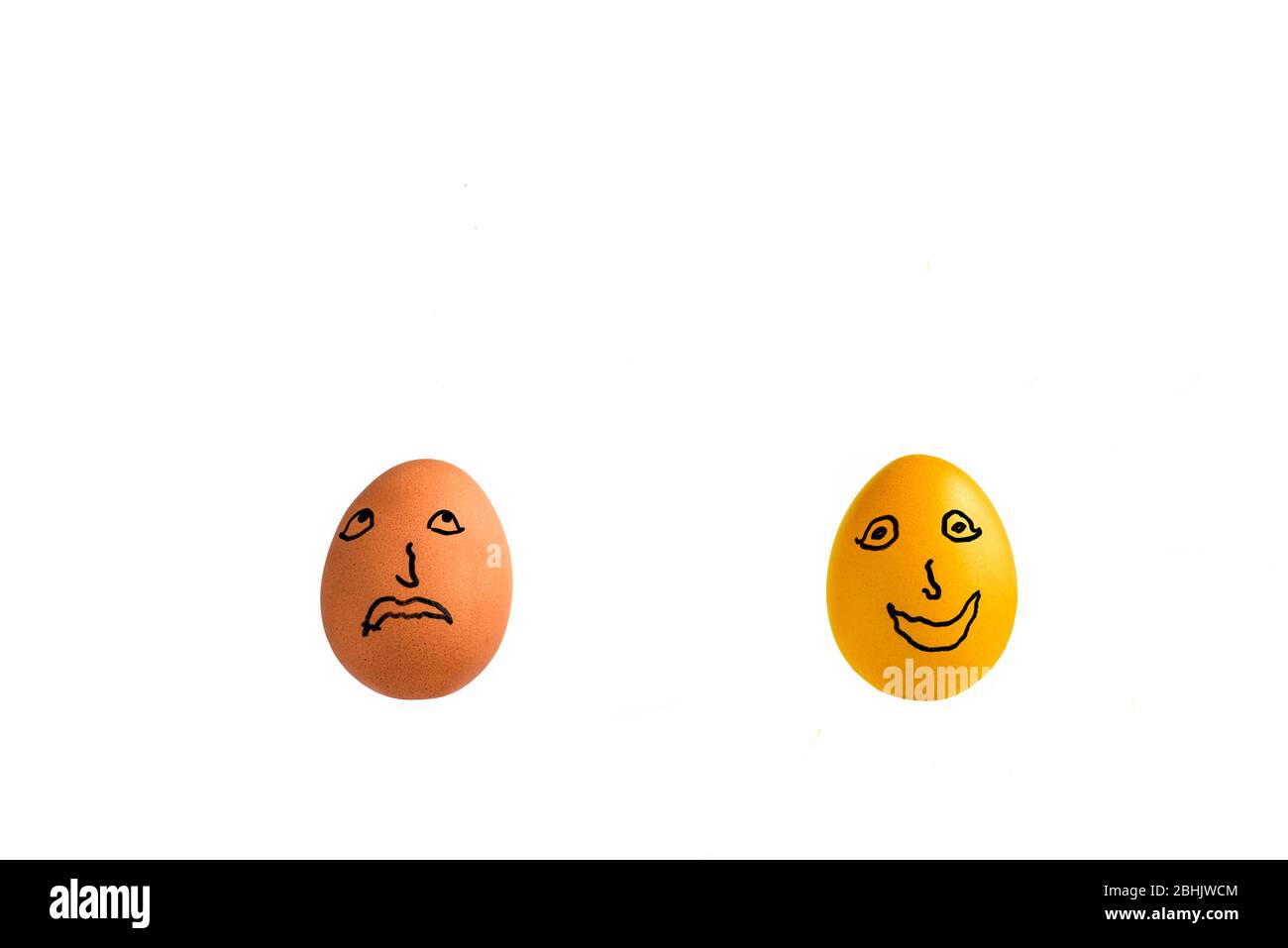 Due uova di pollo, una dorata su sfondo bianco. Concetto: Rivelazione, ispirazione, epifania, genio, disuguaglianza, egheads, mindset, vincitore, Foto Stock