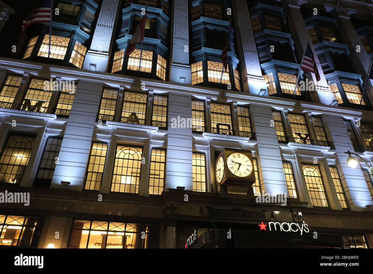 New York, NY/USA - Dicembre 2017: - il grande magazzino di Macy si illumina di notte. Il negozio si trova in Herald Square a Manhattan, New York City, USA Foto Stock