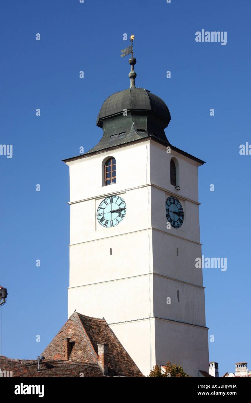 Sibiu, Romania. La Torre del Consiglio del XIII secolo (Turnul Sfatului) nella piccola piazza della Città Vecchia. Foto Stock